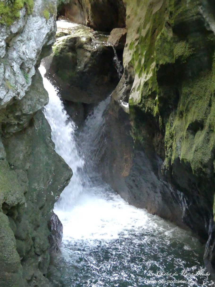 Cascade Gorges de l'Areuse 2 Chalet du Haut-Doubs _ gite-pontarlier.fr _ Cascade Gorges de l'Areuse 2