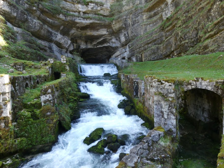 Source de la Loue 3 Chalet du Haut-Doubs _ gite-pontarlier.fr _ Source de la Loue 3