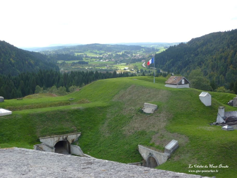 Chateau de Joux 2 Chalet du Haut-Doubs _ gite-pontarlier.fr _ Chateau de Joux 2