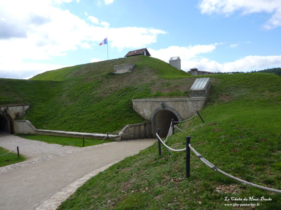 Entrée du Chateau de Joux Chalet du Haut-Doubs _ gite-pontarlier.fr _ Entrée du Chateau de Joux