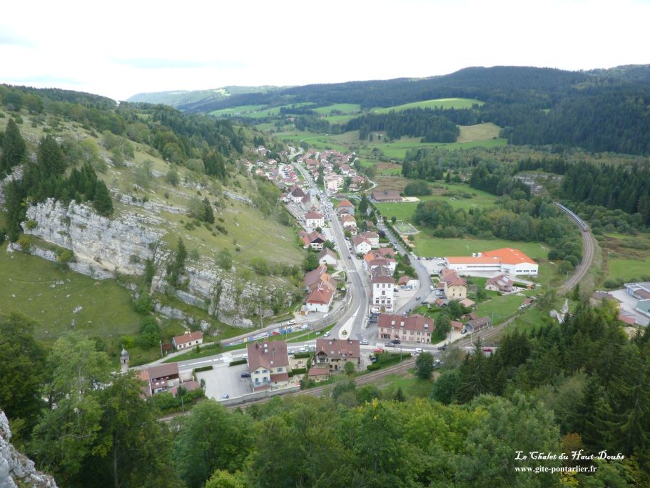 Vue depuis le Chateau de Joux 1 Chalet du Haut-Doubs _ gite-pontarlier.fr _ Vue depuis le Chateau de Joux 1