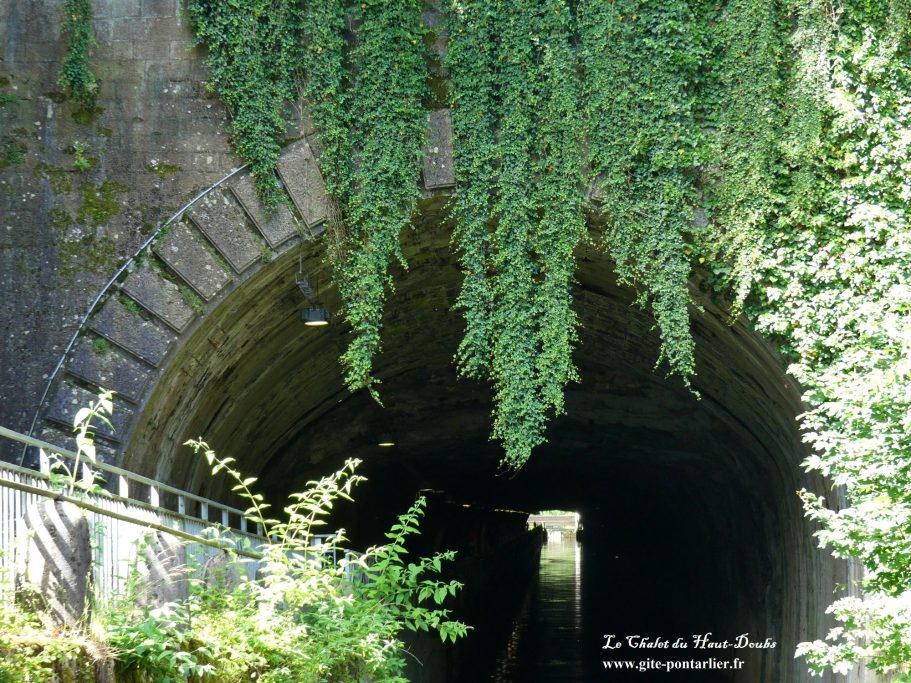 Canal du Doubs, Besancon Chalet du Haut-Doubs _ gite-pontarlier.fr _ Canal du Doubs _ Besancon
