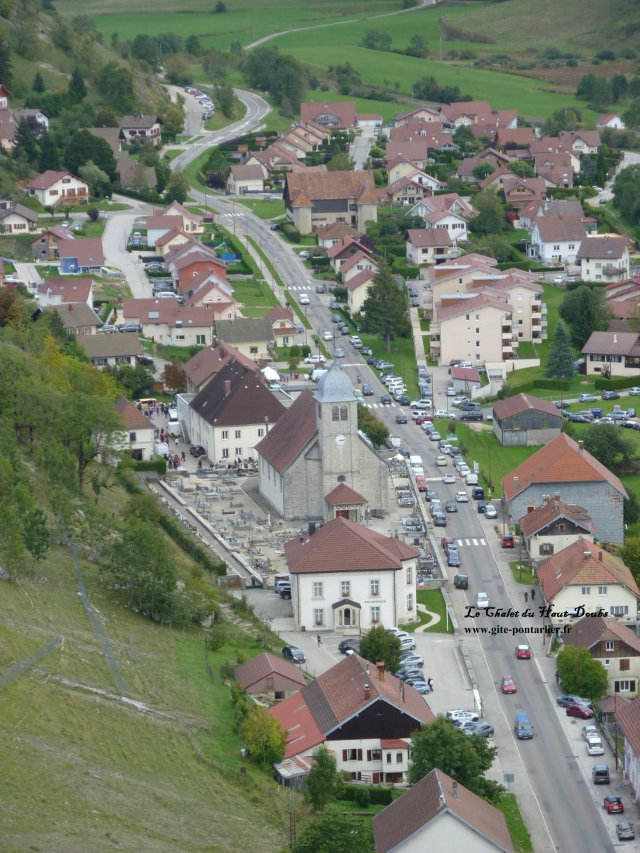 Vue depuis le Chateau de Joux 2 Chalet du Haut-Doubs _ gite-pontarlier.fr _ Vue depuis le Chateau de Joux 2