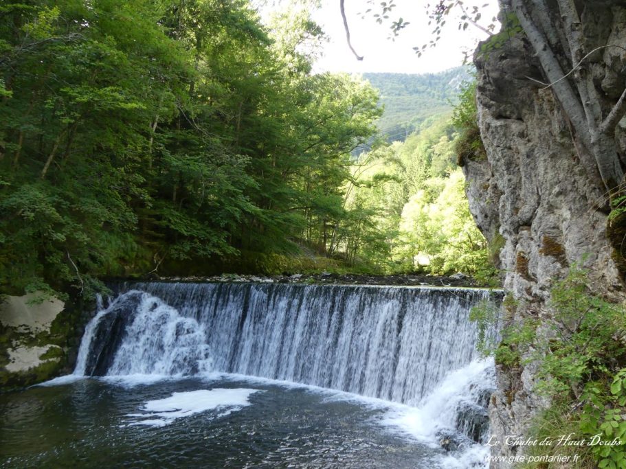 Cascade Gorges de l'Areuse 1 Chalet du Haut-Doubs _ gite-pontarlier.fr _ Cascade Gorges de l'Areuse 1