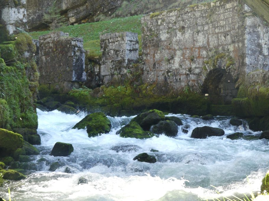 Source de la Loue 6 Chalet du Haut-Doubs _ gite-pontarlier.fr _ Source de la Loue 6