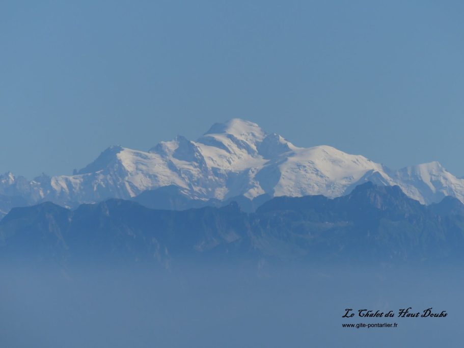 Mont Blanc depuis le Creux du Van Chalet du Haut-Doubs _ gite-pontarlier.fr _ Mont Blanc depuis le Creux du Van